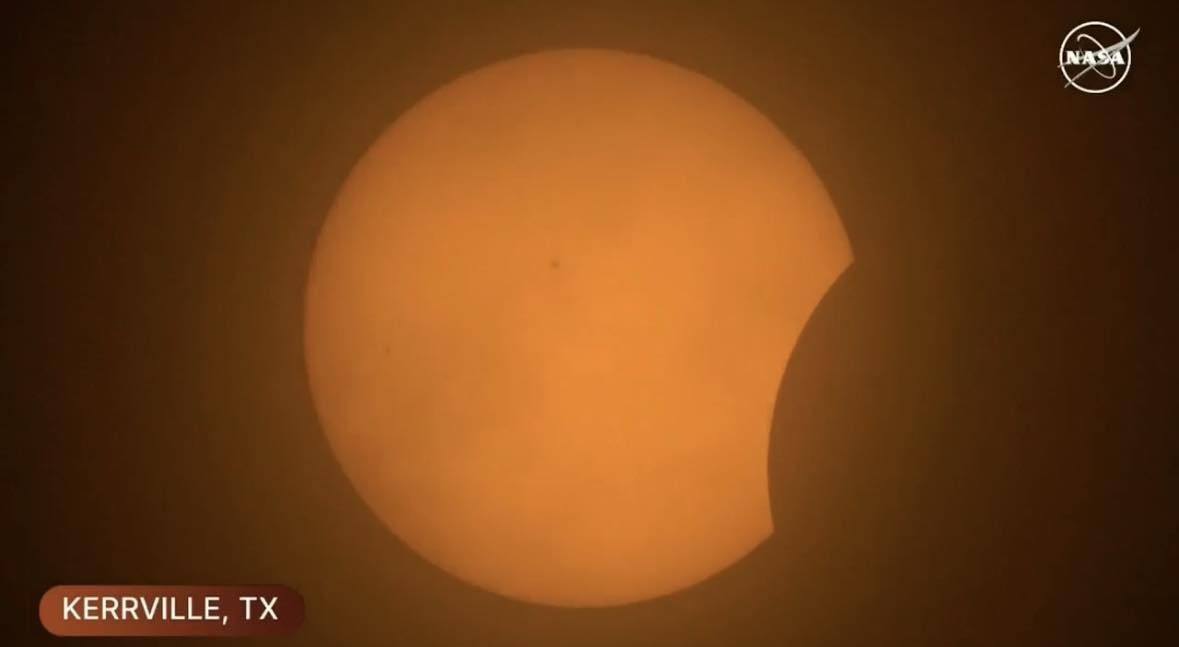 ECLISSI SOLARE TOTALE, UNA VOLTA OGNI 100 ANNI. Guarda le immagini più belle del memorabile fenomeno dell'eclissi nell'articolo.